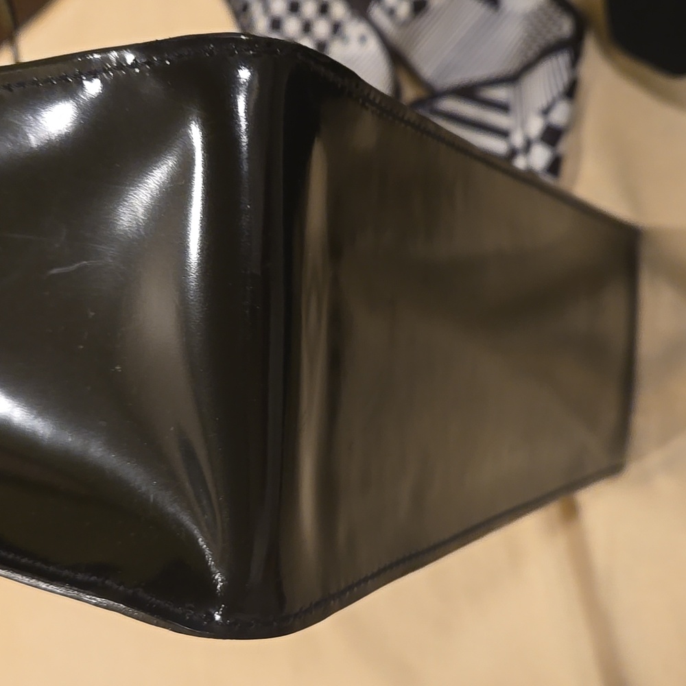 CHANEL PATENT LEATHER TOTE - Picture 13 of 17